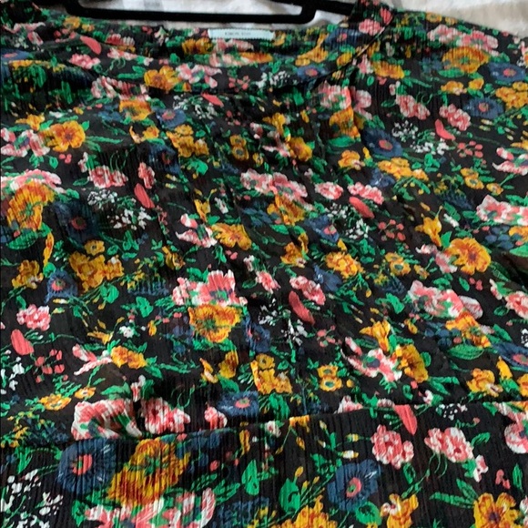 Floral top with size zipper and fit through waist - Picture 5 of 7